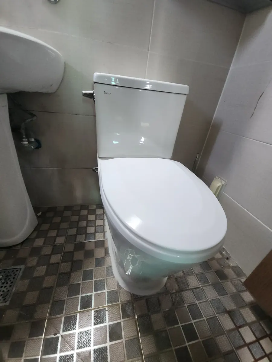 욕실 변기 교체 — 교체를 마친 새 양변기