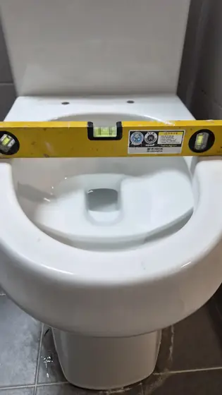 변기 교체 시기 — 새 변기 수평 확인