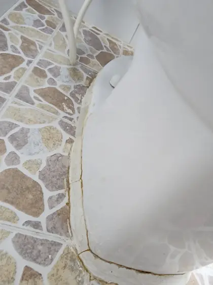 변기 교체 시공 — 변기 밑동 둘레의 갈라진 마감