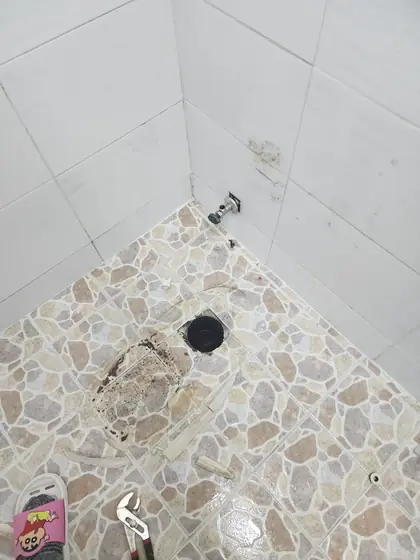 변기 교체 시공 — 변기를 뗀 바닥 배수구